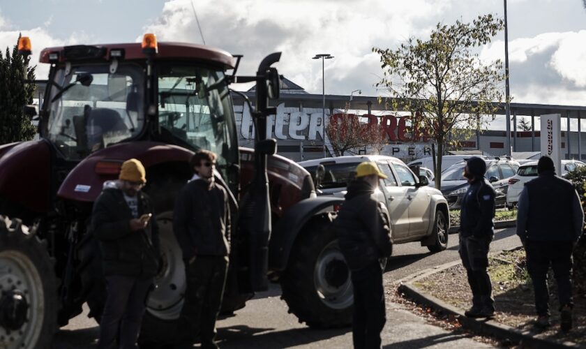 Des agriculteurs de la Coordination rurale manifestent à Agen en face d'un supermarché à Agen, le 22 novembre 2024