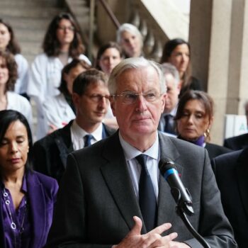 Le Premier ministre, Michel Barnier, lors d'un déplacement à la maison des femmes de l'Hôtel-Dieu, à Paris, lundi 25 novembre 2024.