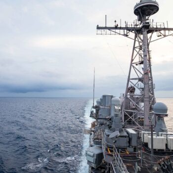 Photo prise le 28 août 2022 par la marine américaine du croiseur lance-missiles USS Chancellorsville dans le détroit de Taiwan