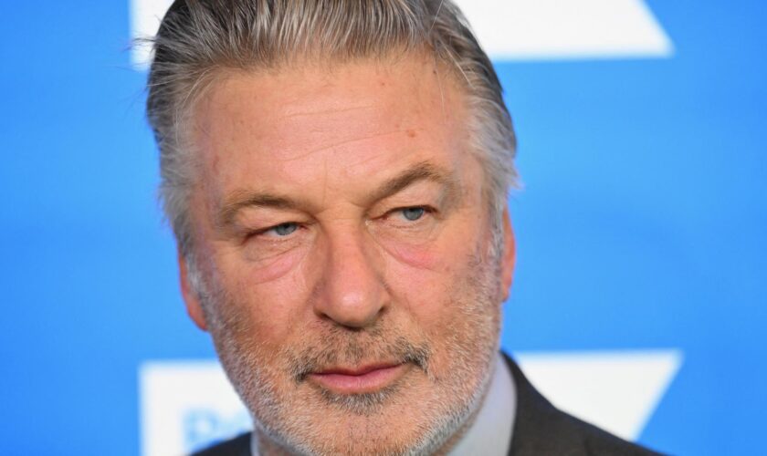 « Rust » : Alec Baldwin a refusé de voir le montage final du film, endeuillé par l’accident mortel du tournage