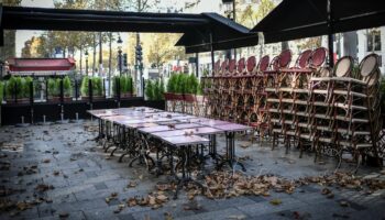 Un restaurant des Champs-Elysées fermé pour cause de confinement le 12 novembre 2020