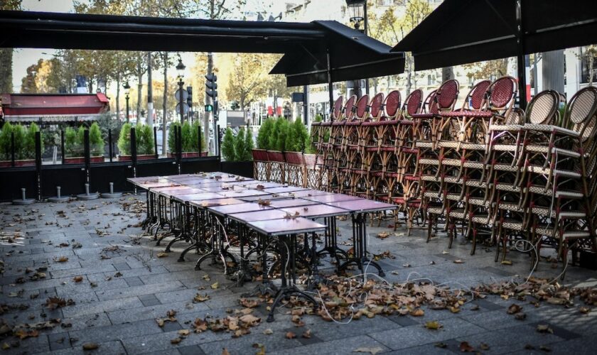 Un restaurant des Champs-Elysées fermé pour cause de confinement le 12 novembre 2020