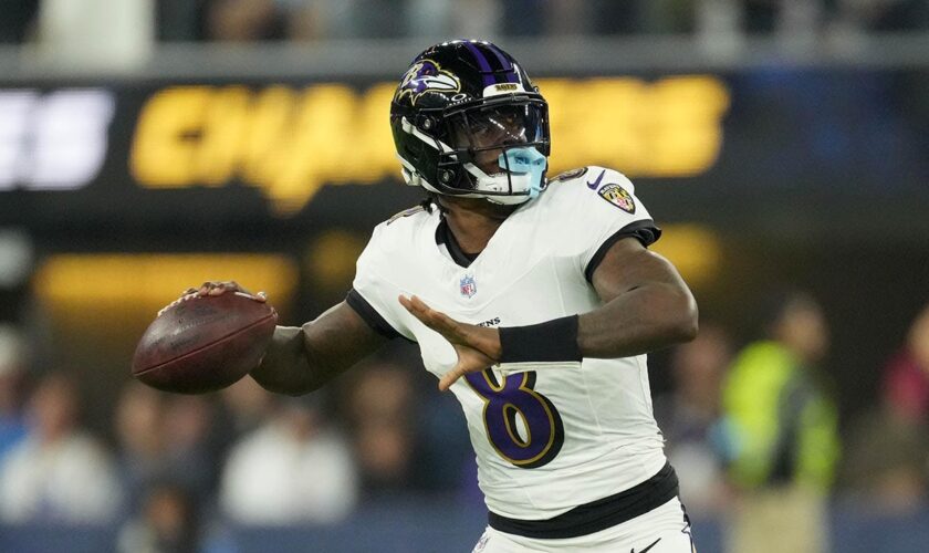 Lamar Jackson throws for 2 touchdowns, rushes for 1 as Ravens take down Chargers