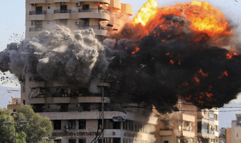 Une frappe aérienne israélienne sur un immeuble du quartier de Chiyah, au sud de Beyrouth, le 22 novembre 2024 au Liban