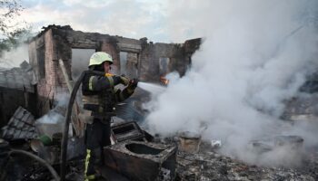 Des pompiers éteignent un incendie après une attaque de drones russes dans les environs de Kharkiv, le 21 mai 2024 en Ukraine