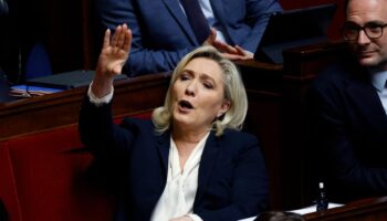 Marine Le Pen dénonce l’argument « gros rouge qui tache » de Bruno Retailleau face à la censure