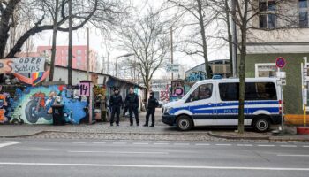 Terrorismus: Polizei durchsucht Wohnungen bei Fahndung nach Ex-RAF-Terroristen