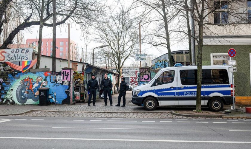 Terrorismus: Polizei durchsucht Wohnungen bei Fahndung nach Ex-RAF-Terroristen