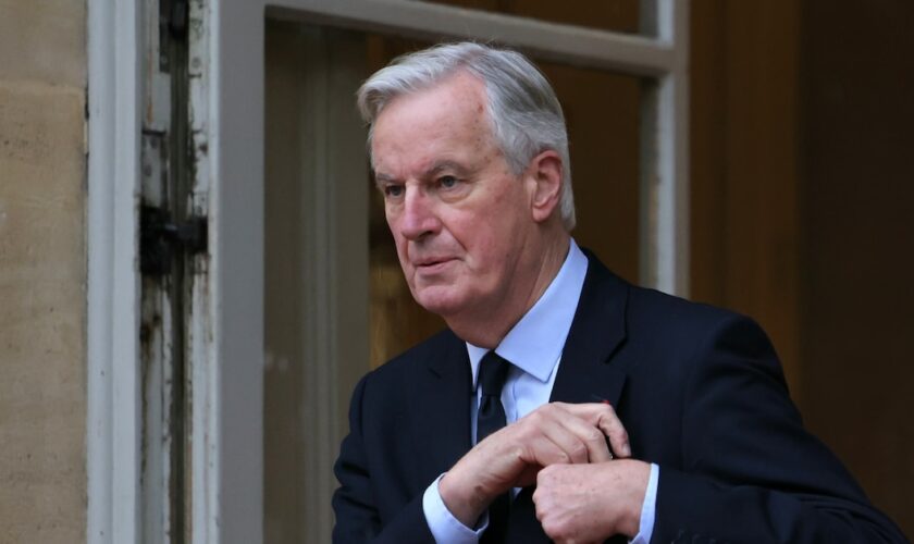 Le Premier ministre Michel Barnier sur le perron de l'Hôtel Matignon le 21 novembre 2024 à Paris