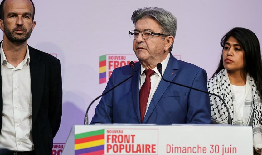 Jean-Luc Mélenchon (c), leader du parti de gauche La France Insoumise (LFI) et membre du Nouveau Front populaire (NFP), entouré de l'eurodéputée Rima Hassan (d) et du député LFI Manuel Bompard, après l'annonce des résultats du 1er tour des législatives à La Faïencerie, le 30 juin 2024 à Paris