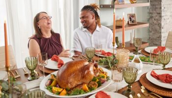 Arizona grandma and stranger she mistakenly texted in 2016 will celebrate 9th Thanksgiving together