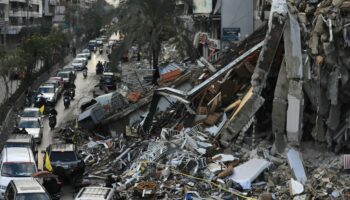 Des automobilistes défilent avec le drapeau du Hezbollah dans la banlieue sud de Beyrouth, après l'entrée en vigueur d'un cessez-le-feu entre Israël et le Hezbollah, le 27 novembre 2024 au Liban