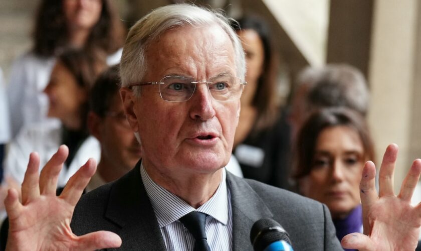 Le Premier ministre Michel Barnier à l'hôpital de l'Hôtel-Dieu à Paris, le 25 novembre 2024