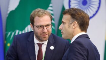 Le ministre de l'Economie Antoine Armand au côté du président Emmanuel Macron le 18 novembre 2024 au G20 à Rio de Janeiro, au Brésil