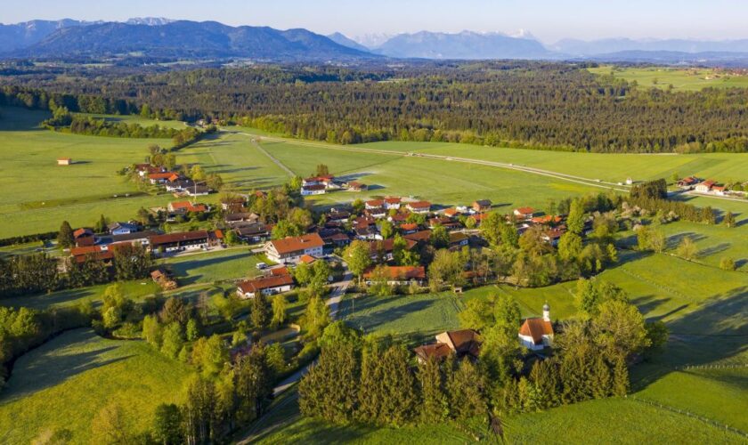 130 Migranten in winzigem Dorf – Grünen-Mitglied führt Protest gegen Asylunterkunft an