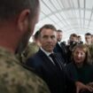 Le président français Emmanuel Macron rencontre des soldats ukrainiens, lors d'une visite dans un camp d'entraînement militaire, le 9 octobre 2024 dans l'est de la France