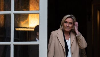 Marine Le Pen, lundi 25 novembre, à son arrivée à Matignon où elle a été reçue par le Premier ministre Michel Barnier.