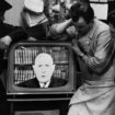 Des personnes regardent le Général de Gaulle prononcer un discours à la télévision, le 20 avril 1963