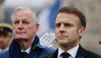 Michel Barnier et Emmanuel Macron lors des commémorations du 11-Novembre, le 11 novembre 2024 à Paris