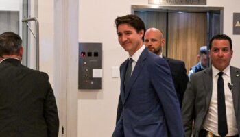 Trudeau makes Friday night visit to Mar-a-Lago to meet Trump after threat of tariffs against Canada