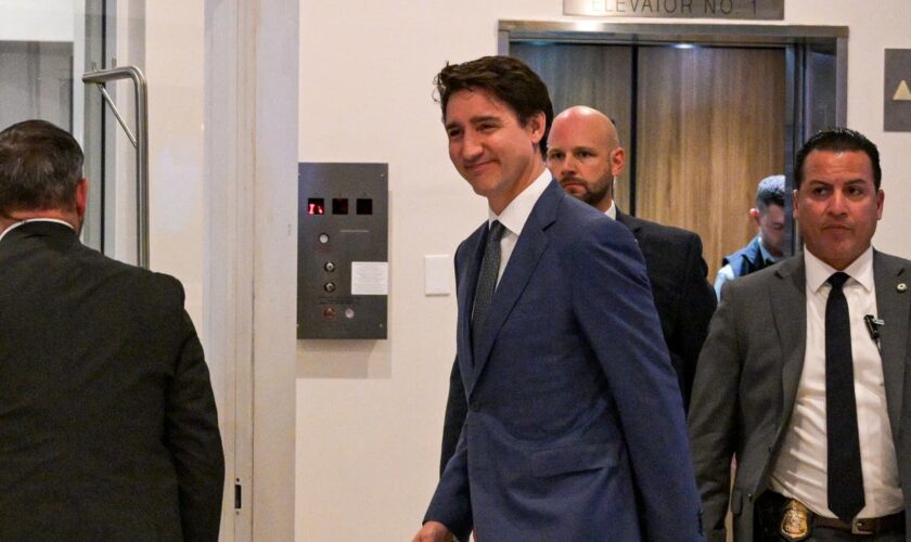 Trudeau makes Friday night visit to Mar-a-Lago to meet Trump after threat of tariffs against Canada