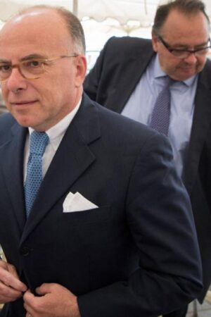 Bernard Cazeneuve répond à Michel Barnier après sa sortie sur le train de vie des anciens Premiers ministres