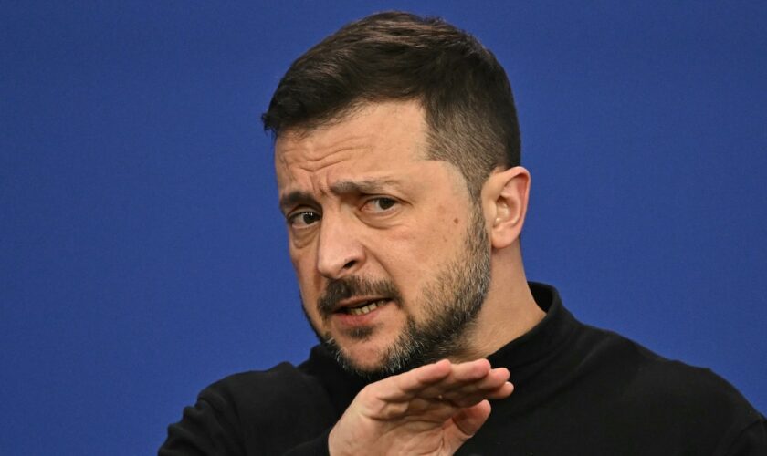 Le président ukrainien Volodymyr Zelensky en conférence de presse lors du sommet de la Communauté politique européenne à Budapest, le 7 novembre 2024