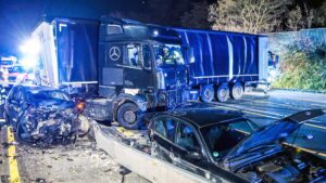 Lkw fährt Schlangenlinien über mehrere Autobahnen – Polizei meldet über 20 Verletzte