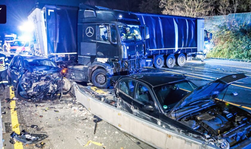 Nordrhein-Westfalen: Mehr als 20 Verletzte bei Lkw-Chaosfahrt