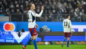 Hamburgs Sebastian Schonlau versucht seine Mannschaft nach dem Schalker Ausgleich zu motivieren. Foto: Gregor Fischer/dpa