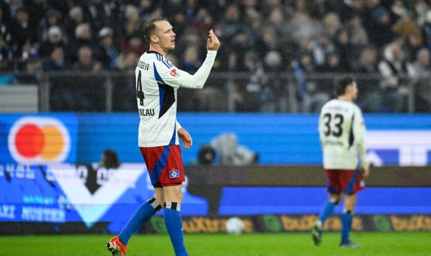 Hamburgs Sebastian Schonlau versucht seine Mannschaft nach dem Schalker Ausgleich zu motivieren. Foto: Gregor Fischer/dpa