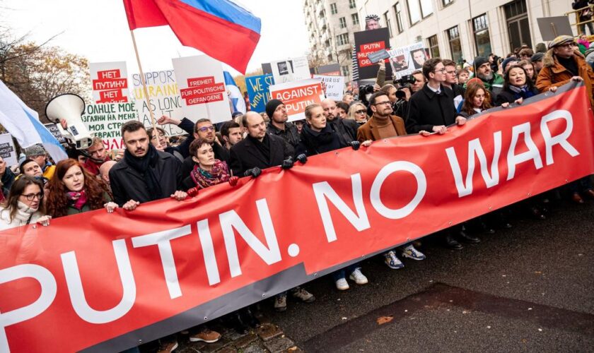 À Berlin, l’opposition russe en exil organise sa première grande manifestation à l’étranger