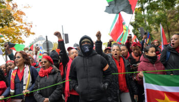 À Paris, des milliers de personnes "vent debout" contre la vie chère en Outre-mer