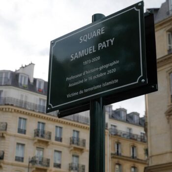 À Paris, un panneau du square Samuel Paty de nouveau dégradé