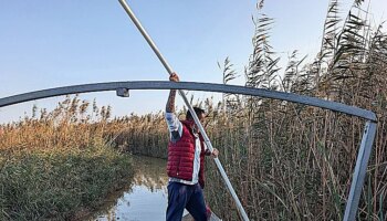 A bordo de una barca con los pescadores arruinados que buscan cadáveres en La Albufera: "Hemos encontrado muchas cosas que jamás se han visto por estas aguas"