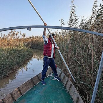 A bordo de una barca con los pescadores arruinados que buscan cadáveres en La Albufera: "Hemos encontrado muchas cosas que jamás se han visto por estas aguas"