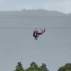 Adrenalin-Kick: Zipline-Unfall: Tourist baumelt 100 Meter über dem Abgrund