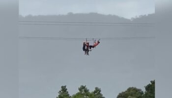 Adrenalin-Kick: Zipline-Unfall: Tourist baumelt 100 Meter über dem Abgrund