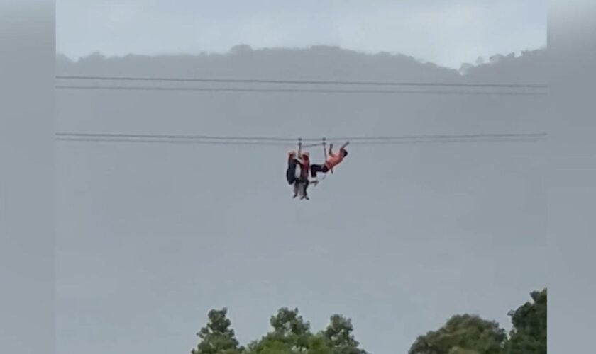 Adrenalin-Kick: Zipline-Unfall: Tourist baumelt 100 Meter über dem Abgrund