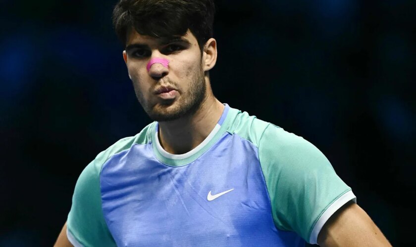 Alcaraz cae bajo el asedio de Zverev y queda eliminado de las ATP Finals