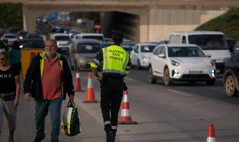 Amplían dos días las restricciones por carretera para facilitar los trabajos de emergencia por la DANA