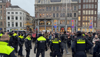 Amsterdam : la police néerlandaise arrête des manifestants propalestiniens lors d’un rassemblement interdit