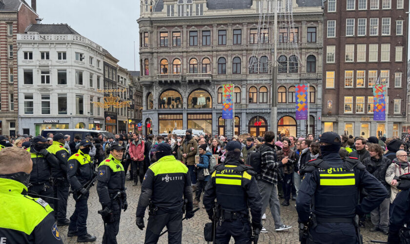 Amsterdam : la police néerlandaise arrête des manifestants propalestiniens lors d’un rassemblement interdit