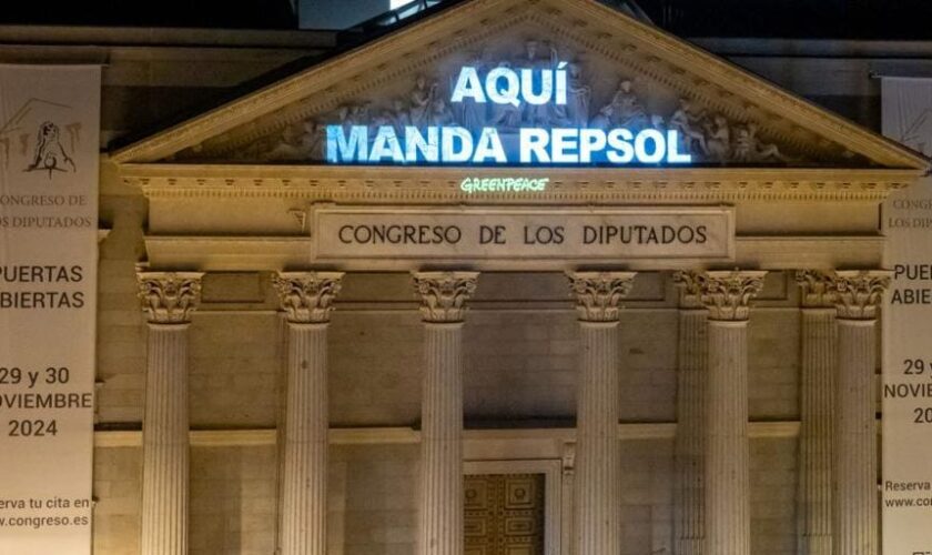 «Aquí manda Repsol»: Greenpeace proyecta en el Congreso de los Diputados un mensaje contra la compañía energética