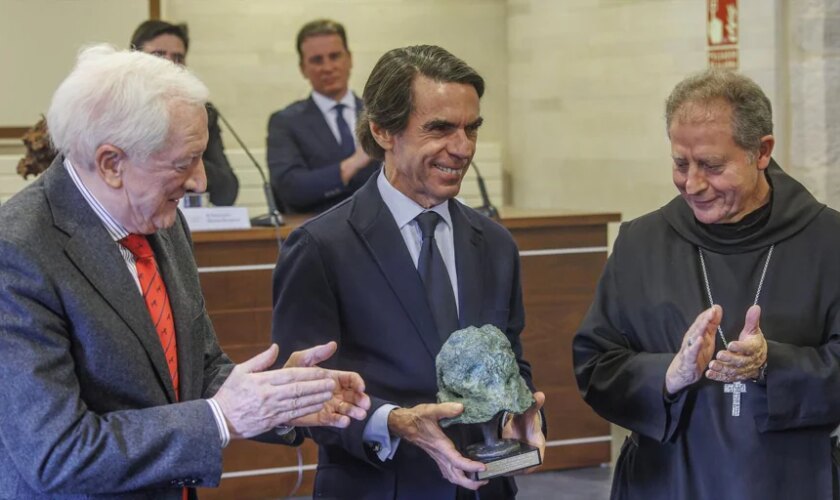 Aznar confiesa que los muros de Silos «han contribuido a hacer de mí lo que soy»