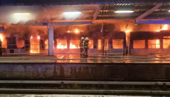 Einsatzkräfte der Feuerwehr löschen den Brand eines Zuges im S-Bahnhof Ahrensfelde. Foto: Dominik Totaro/dpa