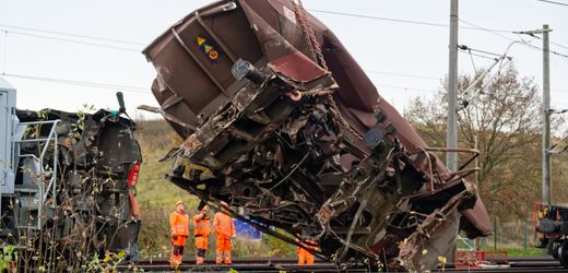 Bei Köln: Entgleister Zug wird geborgen – Strecke weiter gesperrt