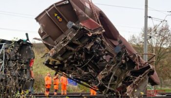 Bei Köln: Entgleister Zug wird geborgen – Strecke weiter gesperrt