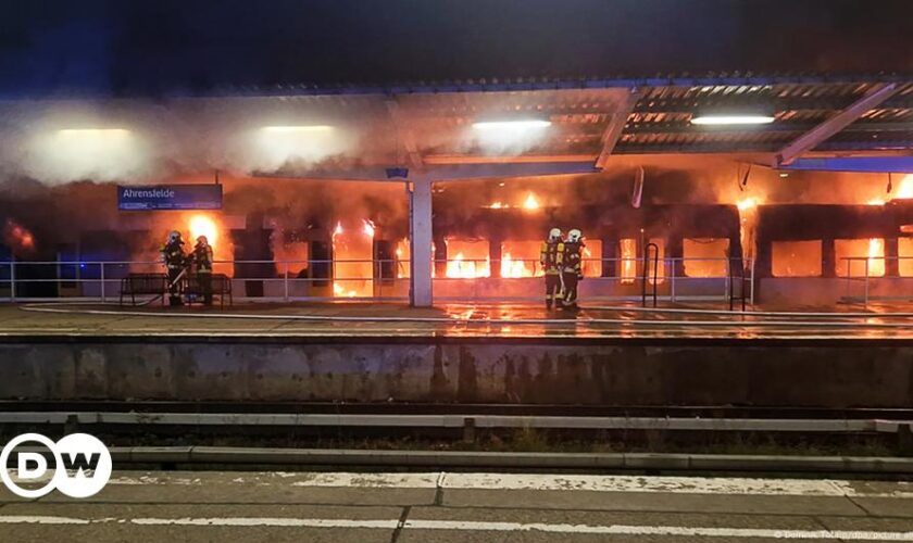 Berlin: Large fire destroys passenger train, cause unclear