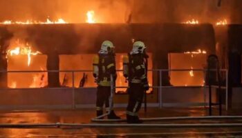 Berlin: Zug in Bahnhof Ahrensfelde geht in Flammen auf